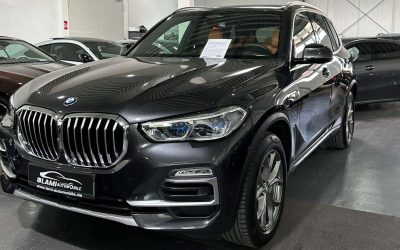 BMW X5 45e Hybrid z roku 2021 a 60 000 kilometry, které má originální záruku BMW