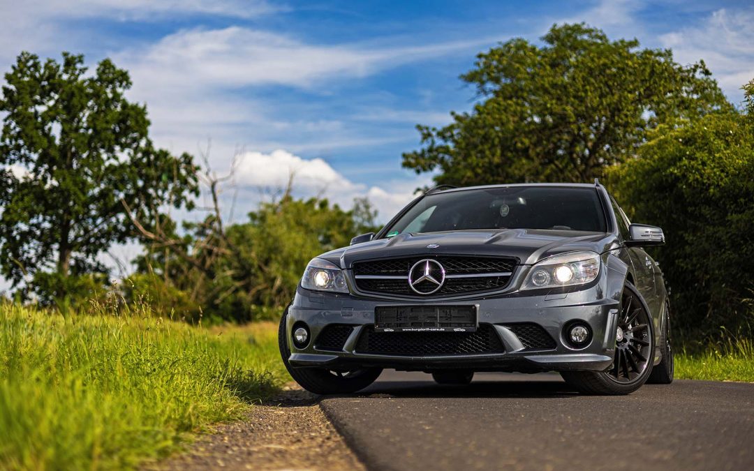 Recenze dovezeného Mercedesu C 63 AMG W204 s ikonickým 6.2 V8