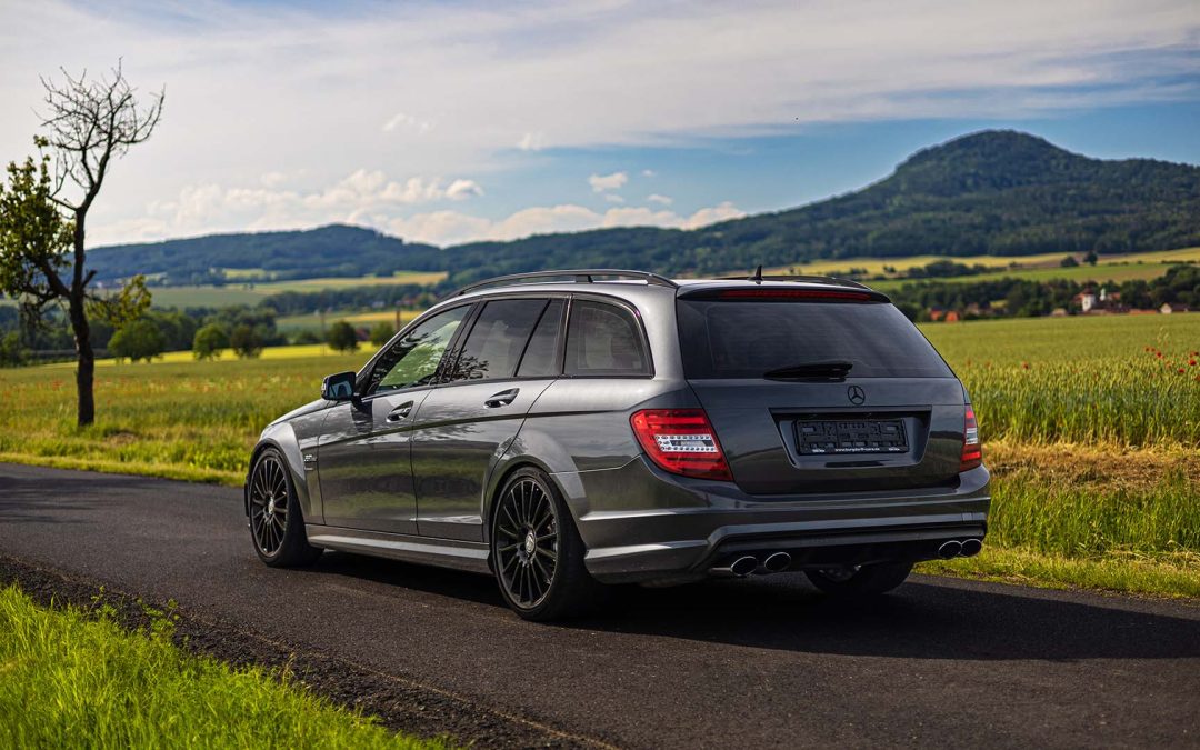 Námi dovezený Mercedes C 63 AMG je 3. nejlepším autem roku 2024 webu WikiCars.cz