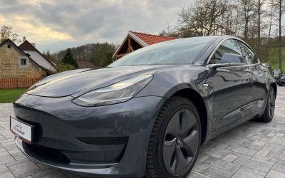 Dovoz ojetého elektromobilu Tesla Model 3: I po 176 tisících km byla baterie v nadprůměrném stavu