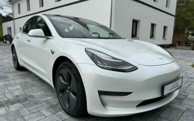 Tesla Model 3 dovezená ze zahraničí se prodala dřív, než jsme udělali inzerát