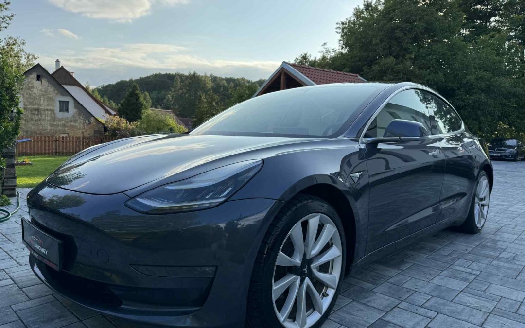 Ojeté Tesly Model 3 jdou na dračku, tato se prodala do 24 hodin